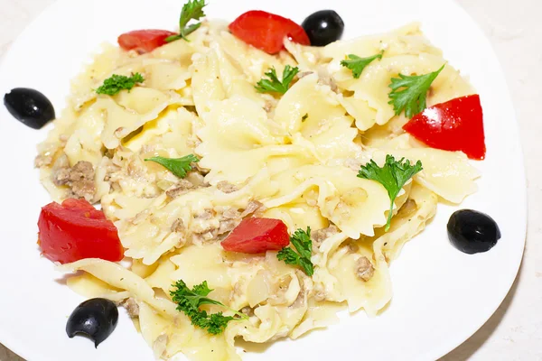 Pasta linten, cherry tomaten en olijven — Stockfoto