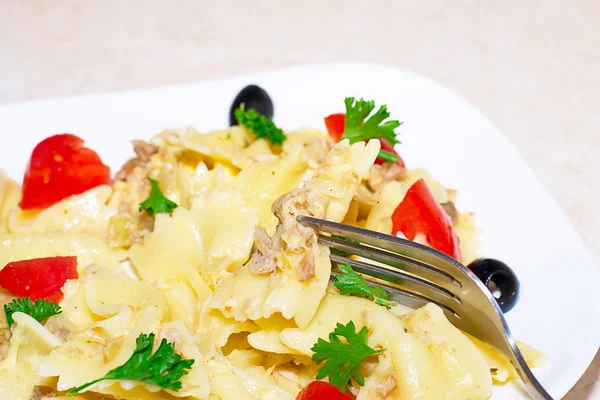 Cintas de pasta, tomates cherry y aceitunas — Foto de Stock