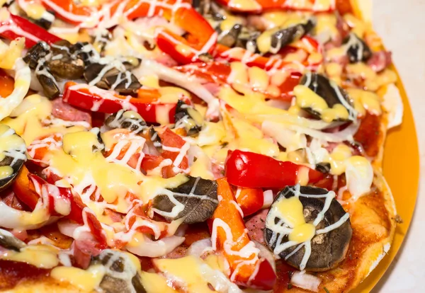 Deliziosa pizza con prosciutto, peperoni, funghi e formaggio . — Foto Stock