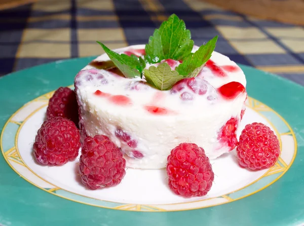 Panna cotta Postre italiano con frambuesa —  Fotos de Stock