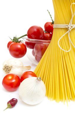 spagetti, cherry domates, soğan, sarımsak, defne yaprağı, biber üzerinde