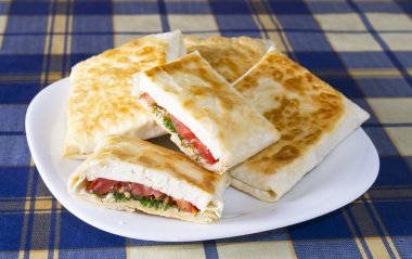 Pita ekmeği ile peynir, domates ve otlar