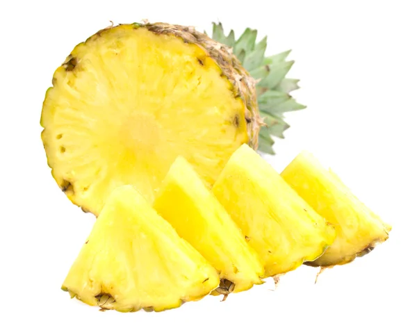 Tuore viipaloitu ananas eristetty valkoisella pohjalla — kuvapankkivalokuva