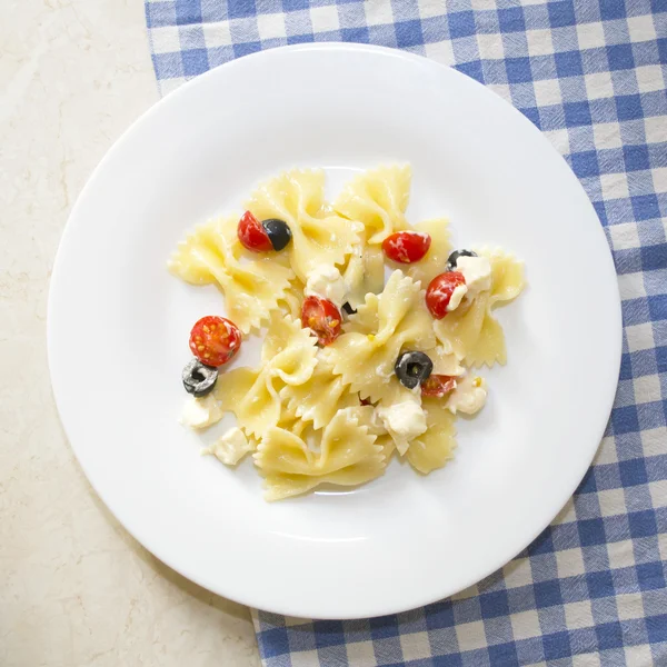 Pasta linten, cherry tomaten en olijven — Stockfoto