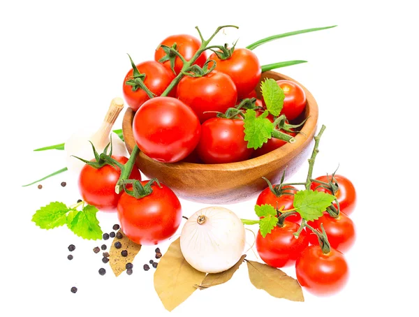 The branch of cherry tomatoes in a wooden bowl, onion, garlic, b — Stock Photo, Image