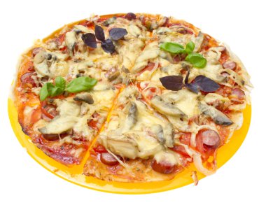 Beyaz arka plan üzerinde izole lezzetli pizza.