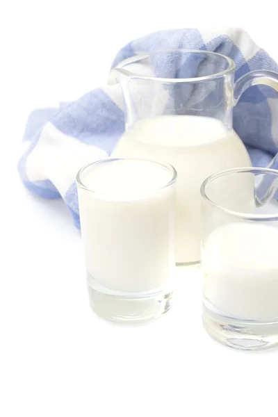 Un vaso de leche sobre toalla a cuadros, aislado sobre el blanco . — Foto de Stock