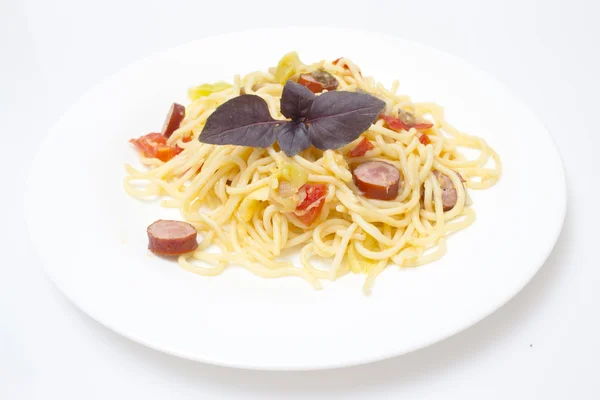 Espaguetis con calabacín, champiñones, salsa, queso, salchichas en una p — Foto de Stock