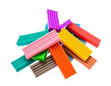 Beyaz arka plan üzerinde izole renkli hamuru