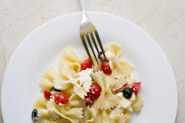 Cintas de pasta, tomates cherry y aceitunas —  Fotos de Stock