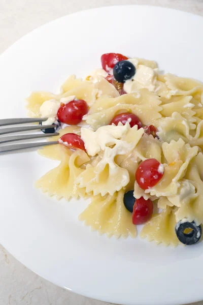 Cintas de pasta, tomates cherry y aceitunas —  Fotos de Stock