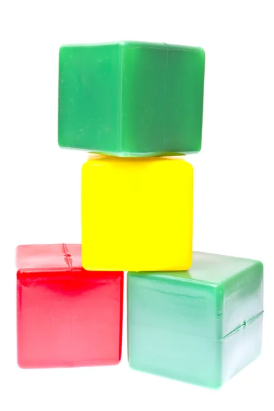 Дитяча піраміда з кубиків кольорів ізольована на білому тлі — стокове фото
