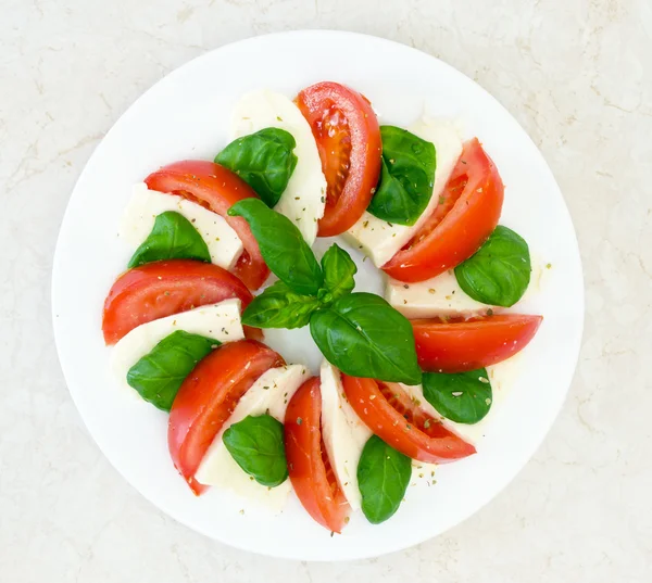 Salade van verse, smakelijke caprese — Stockfoto