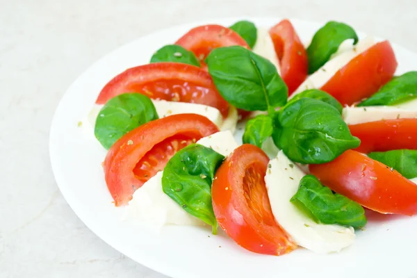Salade van verse, smakelijke caprese — Stockfoto