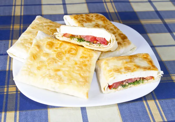 Pan de pita con queso, tomate y hierbas —  Fotos de Stock