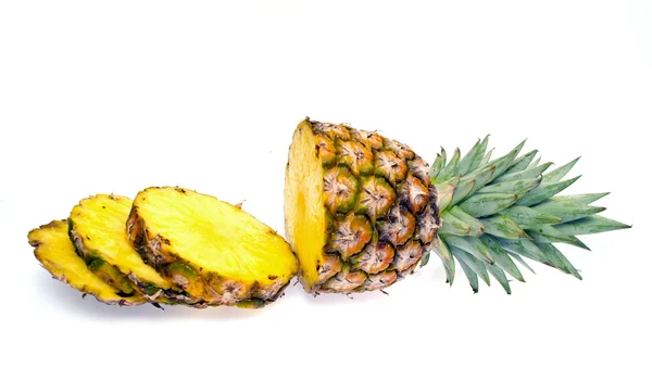 Tuore viipaloitu ananas eristetty valkoisella pohjalla — kuvapankkivalokuva