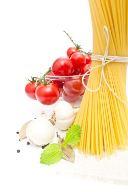 spagetti, cherry domates, soğan, sarımsak, defne yaprağı