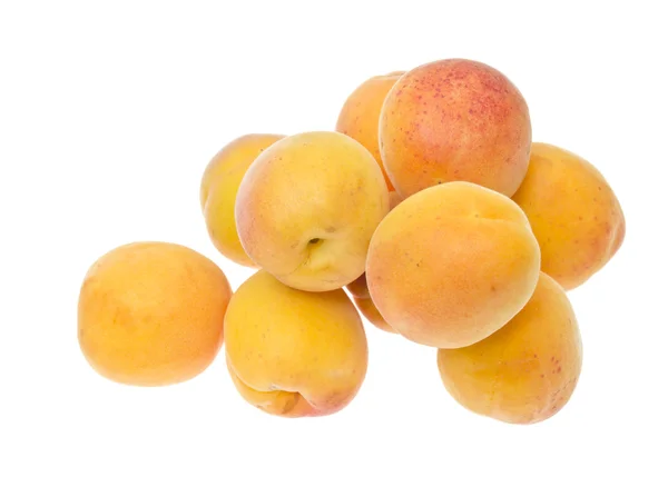 Rijpe abrikozen geïsoleerd op witte achtergrond — Stockfoto