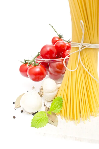 Spagetti, cherry domates, soğan, sarımsak, defne yaprağı — Stockfoto