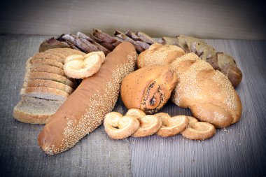 odunsu zemin üzerine taze lezzetli ekmek