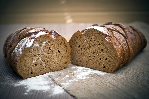 Pan fresco y sabroso sobre fondo leñoso — Foto de Stock