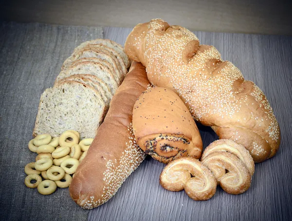 Vers smakelijke brood op woody achtergrond — Stockfoto