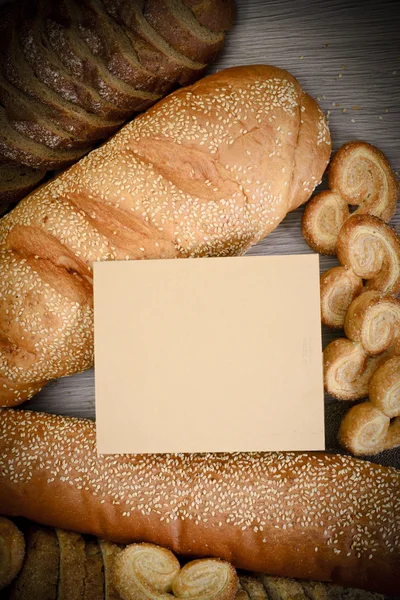 新鲜可口的面包，木质的背景上 — 图库照片