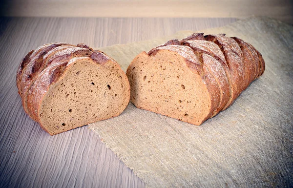 Pan fresco y sabroso sobre fondo leñoso —  Fotos de Stock