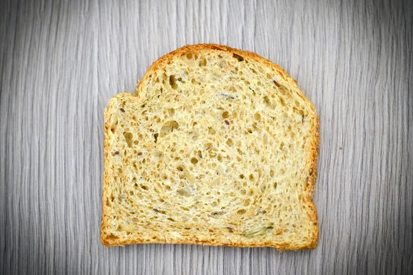 Pan fresco y sabroso sobre fondo leñoso — Foto de Stock