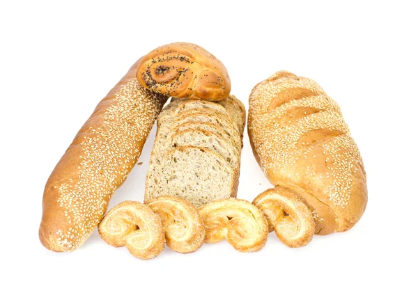 Färska välsmakande bröd på vit bakgrund — Stockfoto