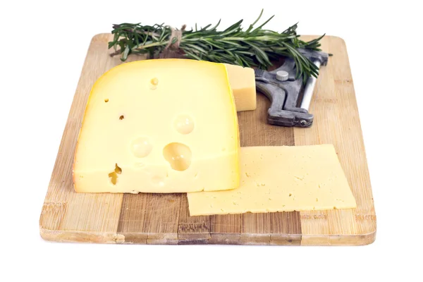 木製の背景の上にチーズ — ストック写真