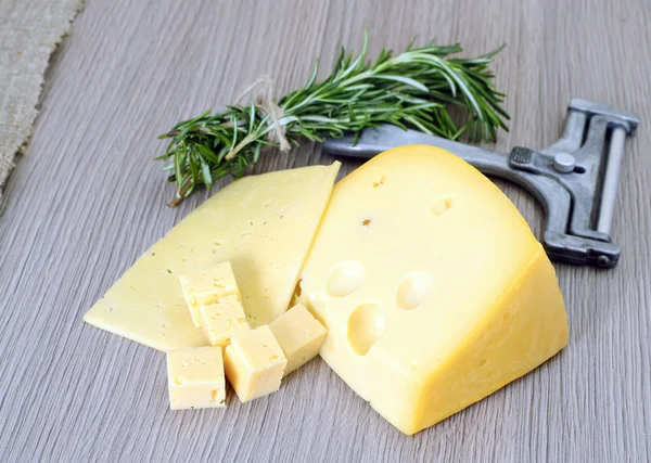 Sýr na dřevěné pozadí — Stock fotografie