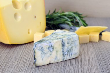 ahşap zemin üzerine peynir