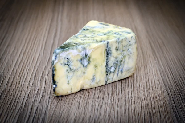 木製の背景の上にチーズ — ストック写真