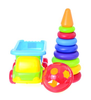 çocuk oyuncak makine ve üzerinde beyaz izole piramit