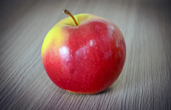 Reifer roter Apfel isoliert auf Holz Hintergrund. — Stockfoto