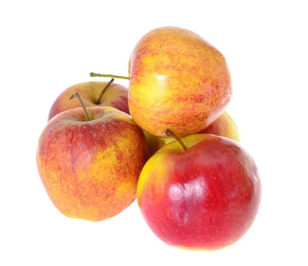 Manzana roja madura aislada sobre fondo blanco. —  Fotos de Stock