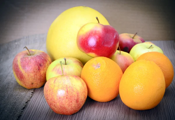 Jabłko, pomarańcza, grejpfrut na miska na białym tle — Zdjęcie stockowe