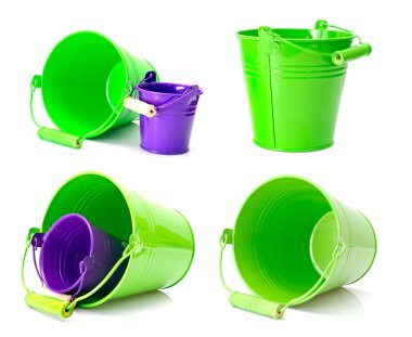 Beyaz arka plan üzerinde izole güzel renkli kovalar