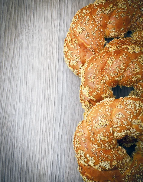 Pretzel saboroso fresco em fundo lenhoso — Fotografia de Stock