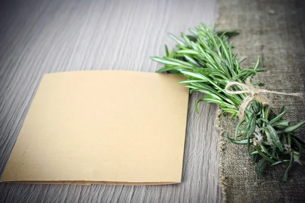 Rosemary bir ahşap tahta arka plan üzerinde bağlı. kopyalama alanı. — Stok fotoğraf