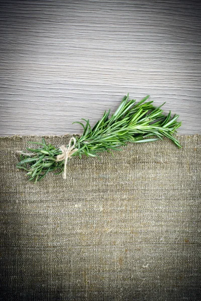 Rosemary Bound on a Wooden Board Background. Un montón de espacio de copia . — Foto de Stock