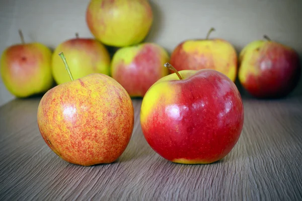 Dojrzałe czerwone jabłko na białym tle drewna. — Zdjęcie stockowe