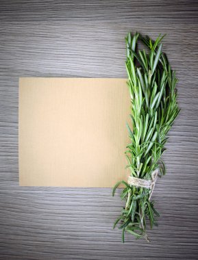 Biberiye ahşap tahta zemin üzerine bağlı.