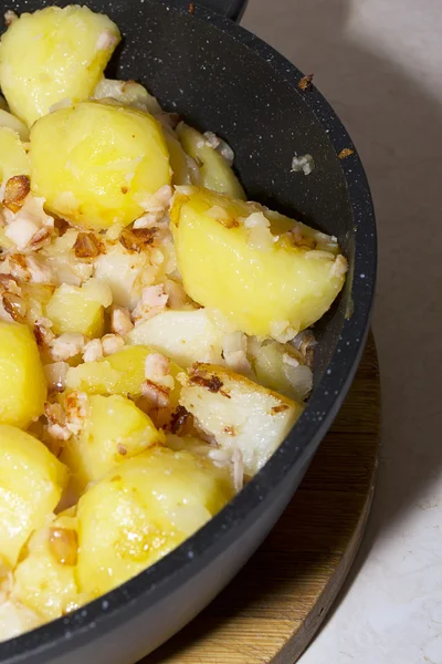 Segmenten van gebakken aardappel met varkensvlees — Stockfoto