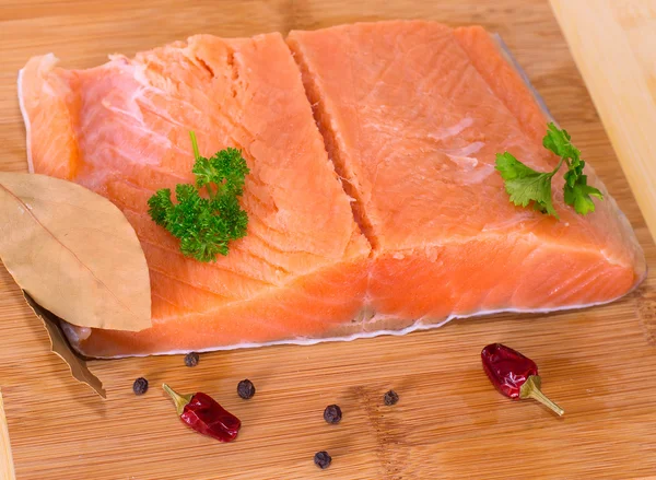 Filete de salmón sobre fondo de madera  . — Foto de Stock