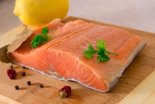 Filete de salmón sobre fondo de madera  . — Foto de Stock