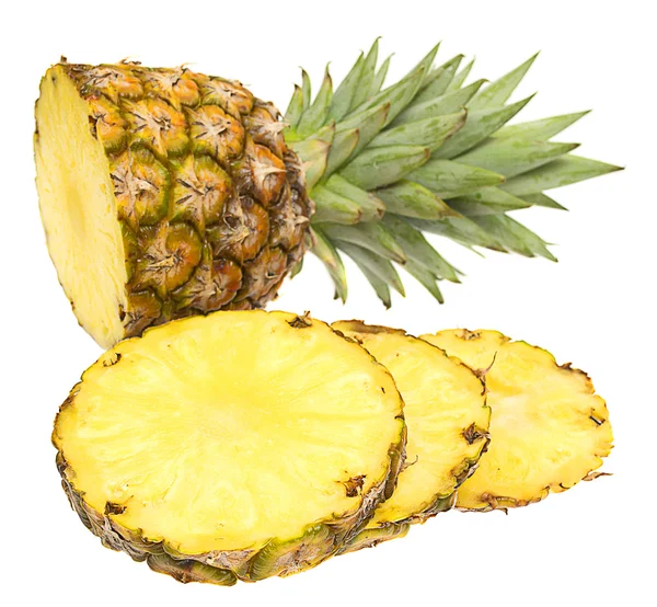 Kokonaiset ja viipale mini ananas valkoisella taustalla . — kuvapankkivalokuva