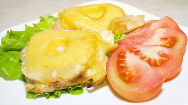 Курица с ананасом, помидорами и салатом — стоковое фото
