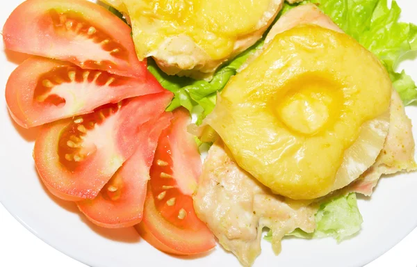 Курица с ананасом, помидорами и салатом — стоковое фото
